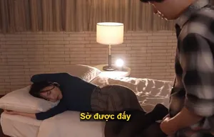 Một người mới đến với ngành giải trí dành cho người lớn! Một cô gái gợi cảm đeo kính và có vòng ba lớn! Tất garter gợi cảm! Nâng mông lên và tạo dáng trước ống kính, dang rộng chân