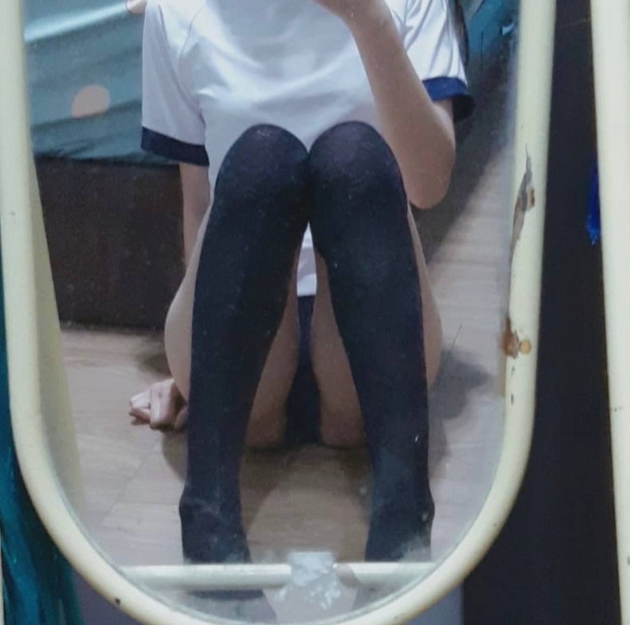 Bố má đi vắng, anh trai ở nhà làm liều chịch nhỏ em kế cứ vô tư để lộ xì líp